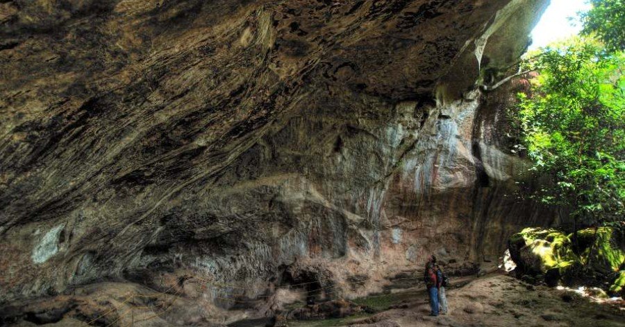Explorando las cuevas de Cueva de Espíritu Santo, El Salvador
